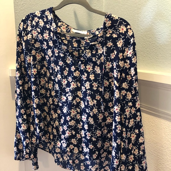 Floral boutique style bell sleeve top - Picture 2 of 6